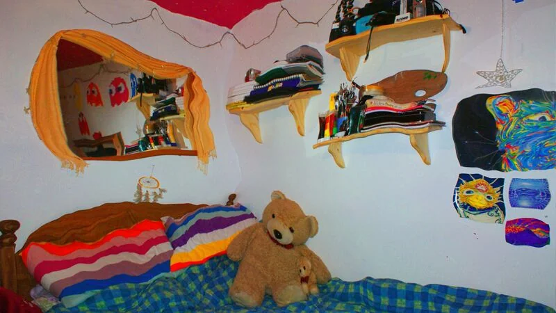 File:Wibbly Wobbly Bed Room by Chelsea Morgan.jpg